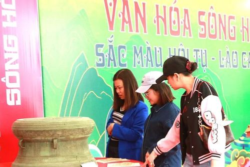 Ấn tượng không gian văn hóa sông Hồng tại Quảng trường Đinh Lễ