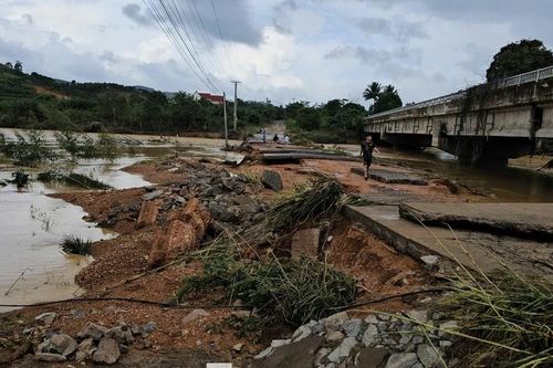 Đắk Lắk: Kéo dây cáp cứu người giữa dòng lũ, sơ tán khẩn 200 người bị cô lập