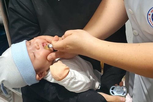 Tiêm chủng đầy đủ, chặn nguy cơ bại liệt cho trẻ