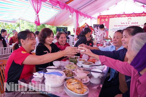 Ấm tình những 'Bữa cơm đại đoàn kết'