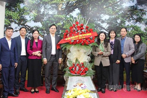 Phó Chủ tịch UBND tỉnh Vương Ngọc Hà chúc mừng Sở Giáo dục và Đào tạo nhân ngày Nhà giáo Việt Nam