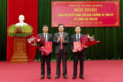 Trưởng ban Tổ chức Tỉnh ủy Trần Quang Minh trao quyết định công tác cán bộ tại xã Bắc Quang và Liên Hiệp