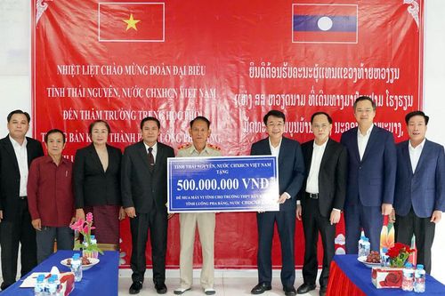 Đoàn công tác của tỉnh Thái Nguyên thăm, tặng quà Trường THPT Bản Khoi (Lào)