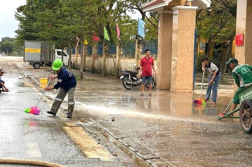Vừa dọn vệ sinh môi trường, vừa ứng phó với mưa lớn
