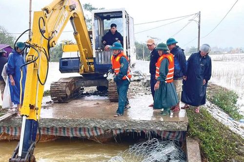 Huy động tổng lực khắc phục hư hỏng đường sá sau mưa lũ