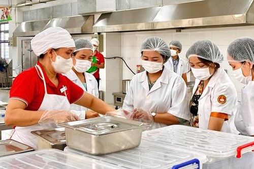 Hà Nội yêu cầu siết quy trình lựa chọn nhà cung cấp suất ăn bán trú