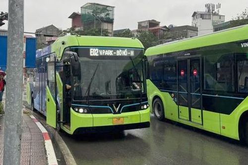 CSGT Hà Nội xử phạt xe buýt đi sai lộ trình, gây ùn tắc qua cầu Chương Dương