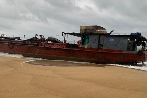 Tàu hàng gãy bánh lái, bị sóng đánh dạt vào bờ biển Quảng Ngãi