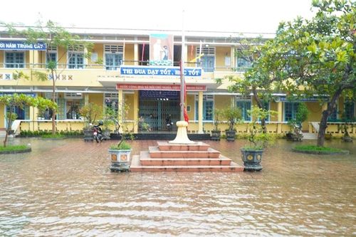 Huế: Các trường học ở vùng bị ảnh hưởng mưa lũ cho học sinh nghỉ học ngày 18/11