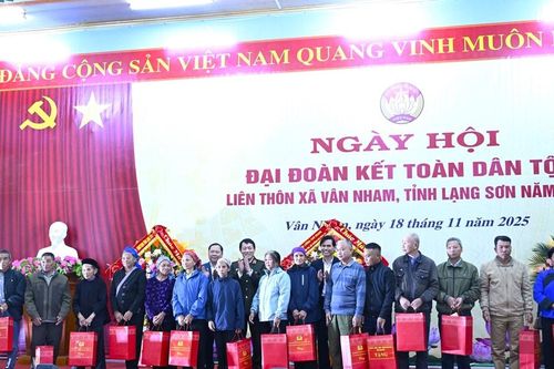 Đại tướng Lương Tam Quang dự Ngày hội Đại đoàn kết toàn dân tộc tại xã Vân Nham, tỉnh Lạng Sơn
