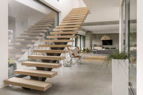 Cầu thang hướng cửa chính có tốt không?