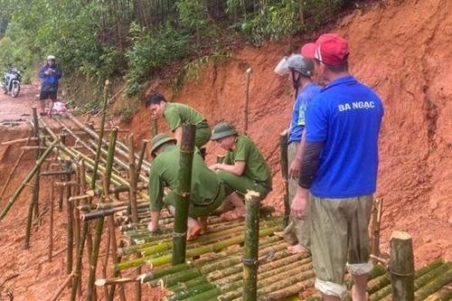 Công an xã Ba Vì dựng cầu tạm cho dân đi sau sạt lở chia cắt
