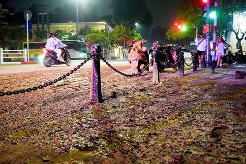Hà Nội: Xử phạt tài xế xe tải đổ bùn nhão ra đường trong đêm