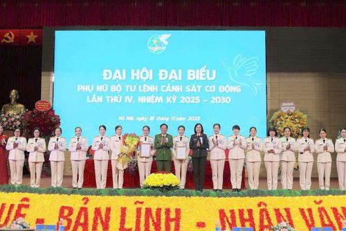 Phụ nữ Cảnh sát cơ động nỗ lực hoàn thành xuất sắc nhiệm vụ