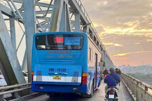 Người dân bức xúc xe buýt đi ẩu, CSGT xác minh xử phạt