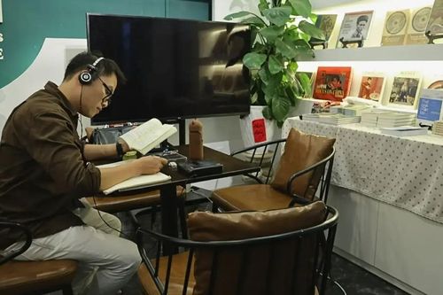 Độc đáo quán cà phê 'trả công' cho khách đọc sách