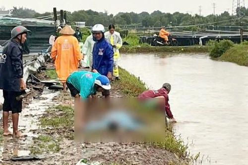Hai người đàn ông bị sét đánh tử vong giữa đầm tôm