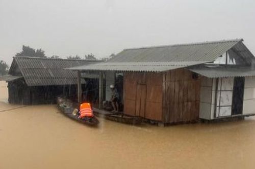 Quảng Trị ngập mênh mông, Công an căng mình hỗ trợ, giúp người dân