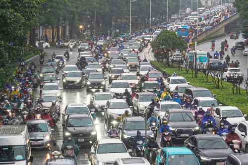 Chật vật trong mưa lạnh từ sáng sớm, người Hà Nội nhích từng mét đến công sở