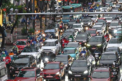 Hà Nội chìm trong mưa rét: Ô tô đổ ra đường, bít kín lối đi của xe máy