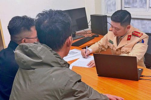 Phạt tài xế xe tải làm rơi vãi bùn nhão khiến người đi đường ngã sõng soài