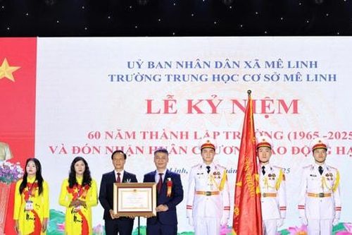 Trường THCS Mê Linh đón nhận Huân chương Lao động hạng Ba