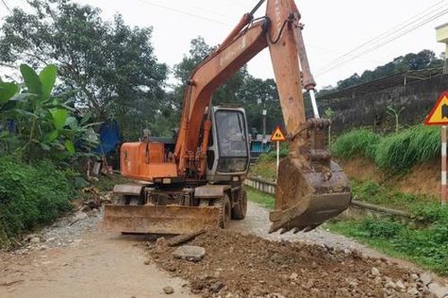 Sửa chữa tỉnh lộ giăng kín 'ổ voi, ổ gà' sau nhiều năm xuống cấp