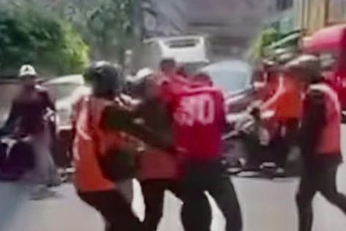 Phẫn nộ nhóm shipper vây đánh đồng nghiệp dã man ngay giữa đường, hé lộ lý do bất ngờ