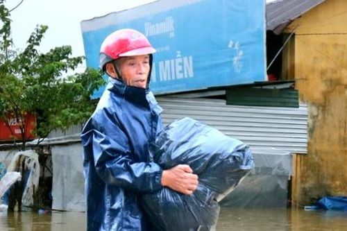 Lũ dữ tràn về lúc rạng sáng, tiểu thương khóc nghẹn nhìn gia tài bị nhấn chìm