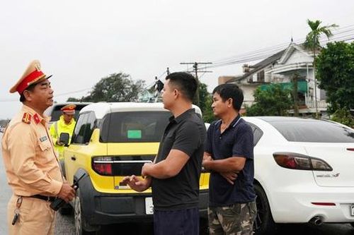 CSGT lý giải việc cương quyết xử lý hành vi đỗ xe trên cầu trong mưa lũ