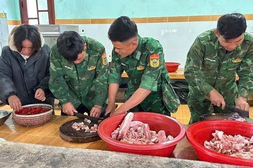 Ấm áp nghĩa tình 'bếp ăn 0 đồng' ở vùng sạt lở