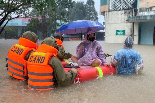 Công an tỉnh Đắk Lắk căng mình trong mưa lũ giúp dân