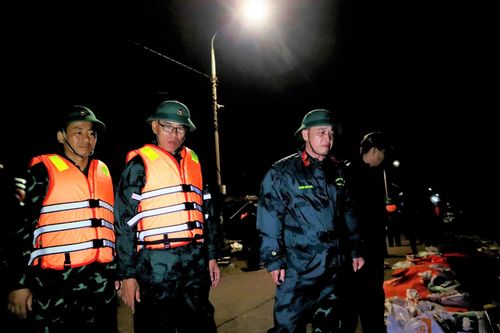 Đà Nẵng: Hơn 500 cán bộ, chiến sĩ xuyên đêm ứng cứu bờ kè An Lương