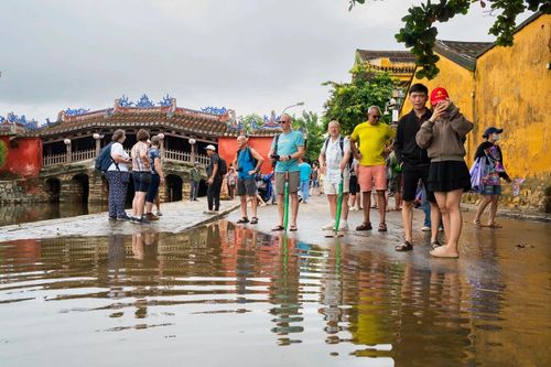 Thấy gì từ những du khách sẵn sàng đến nơi vừa lũ lụt?