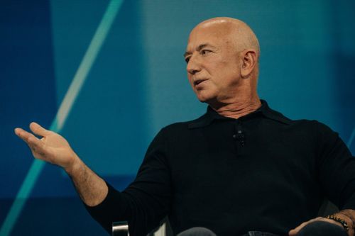 Jeff Bezos trở lại