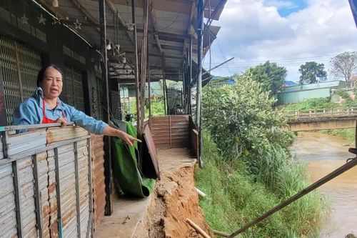 Sạt lở áp sát khu dân cư, người dân phấp phỏng lo lũ cuốn mất nhà