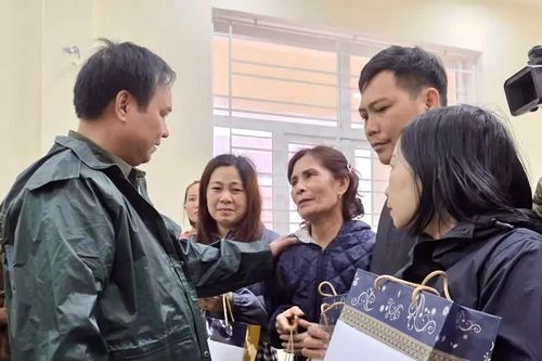 Lãnh đạo Bộ Nông nghiệp và Môi trường thăm hỏi, trao quà hỗ trợ người dân vùng lũ Quảng Trị