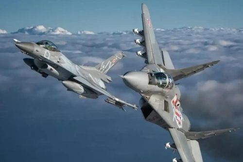 Thành viên NATO chuẩn bị tiêm kích, tránh 'mưa rơi đạn lạc' từ Ukraine