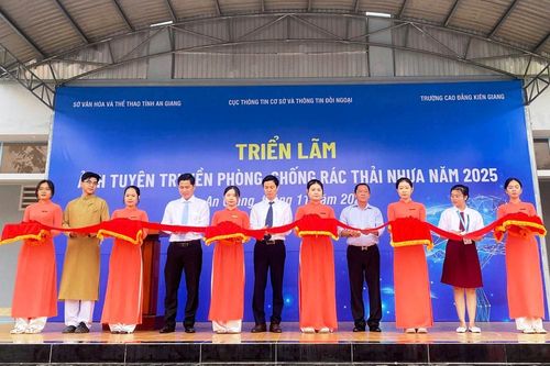 Triển lãm ảnh tuyên truyền về phòng, chống rác thải nhựa tại An Giang