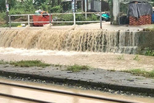 Tạm dừng nhiều đoàn tàu do nước lũ tại miền Trung dâng cao