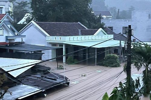 Đắk Lắk di dời hàng trăm hộ dân trong đêm khỏi vùng ngập lụt