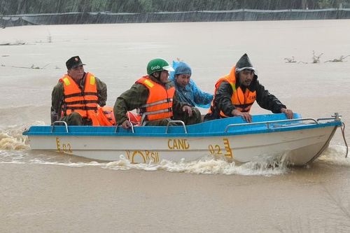 Khánh Hòa ứng cứu, di dời người dân các nơi nguy cơ sạt lở, ngập lụt