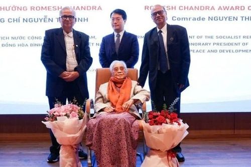 Nguyên Phó Chủ tịch nước Nguyễn Thị Bình và nguyên Phó Chủ tịch Quốc hội Uông Chu Lưu được trao Giải thưởng Hòa bình Romesh Chandra