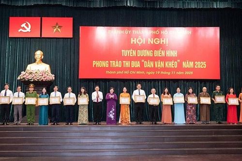 Thành phố Hồ Chí Minh: Tuyên dương 221 tập thể, cá nhân điển hình 'dân vận khéo' năm 2025