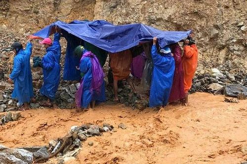 Đà Nẵng: Dùng võng khiêng 3 bệnh nhân qua khu vực sạt lở để đưa đi cấp cứu
