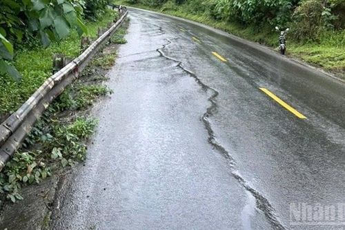 Xuất hiện vết nứt lớn trên Quốc lộ 28, đoạn phía tây Lâm Đồng