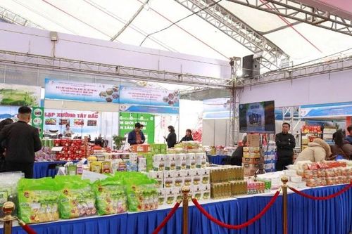 Hơn 350 doanh nghiệp tham gia Hội chợ Thương mại quốc tế Việt-Trung lần thứ 25