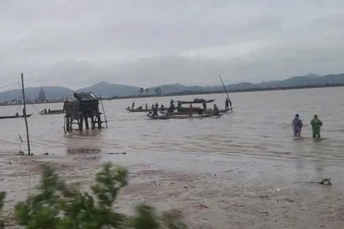 Quảng Trị: Lật thuyền đánh cá trên sông Gianh, người đàn ông mất tích