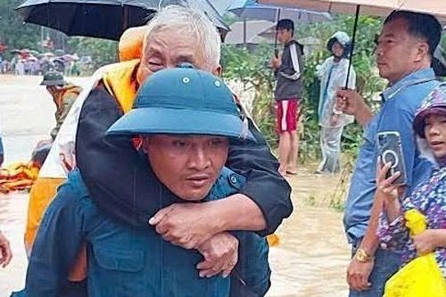 Ấm tình quân dân ở 'rốn lũ' Yang Mao