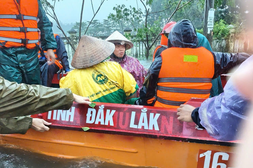 LLVT tỉnh Đắk Lắk cơ động giúp dân chống lũ ở địa bàn xung yếu